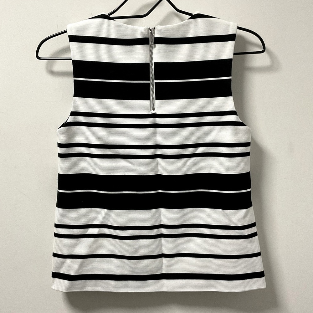Striking Black & White Striped Ribbed Textured Sleeveless Shirt! - Picture 3 of 9